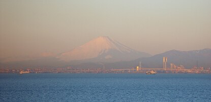 朝陽を受けて赤く染まる富士山