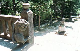 岩木山神社の玉垣しがみつき狛犬