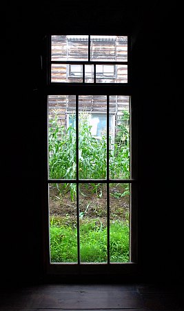 収穫の家の窓