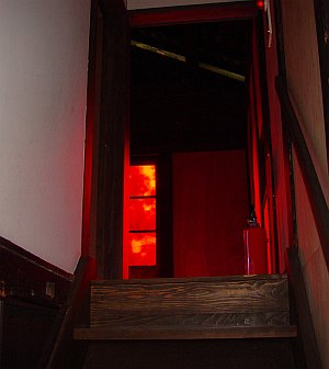 赤い部屋への階段