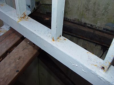 錆止め塗料を塗った先から錆が浮き上がってきたドアの鉄柵