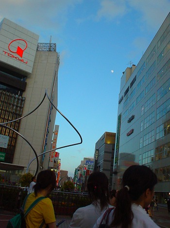 町田駅前から見えた月